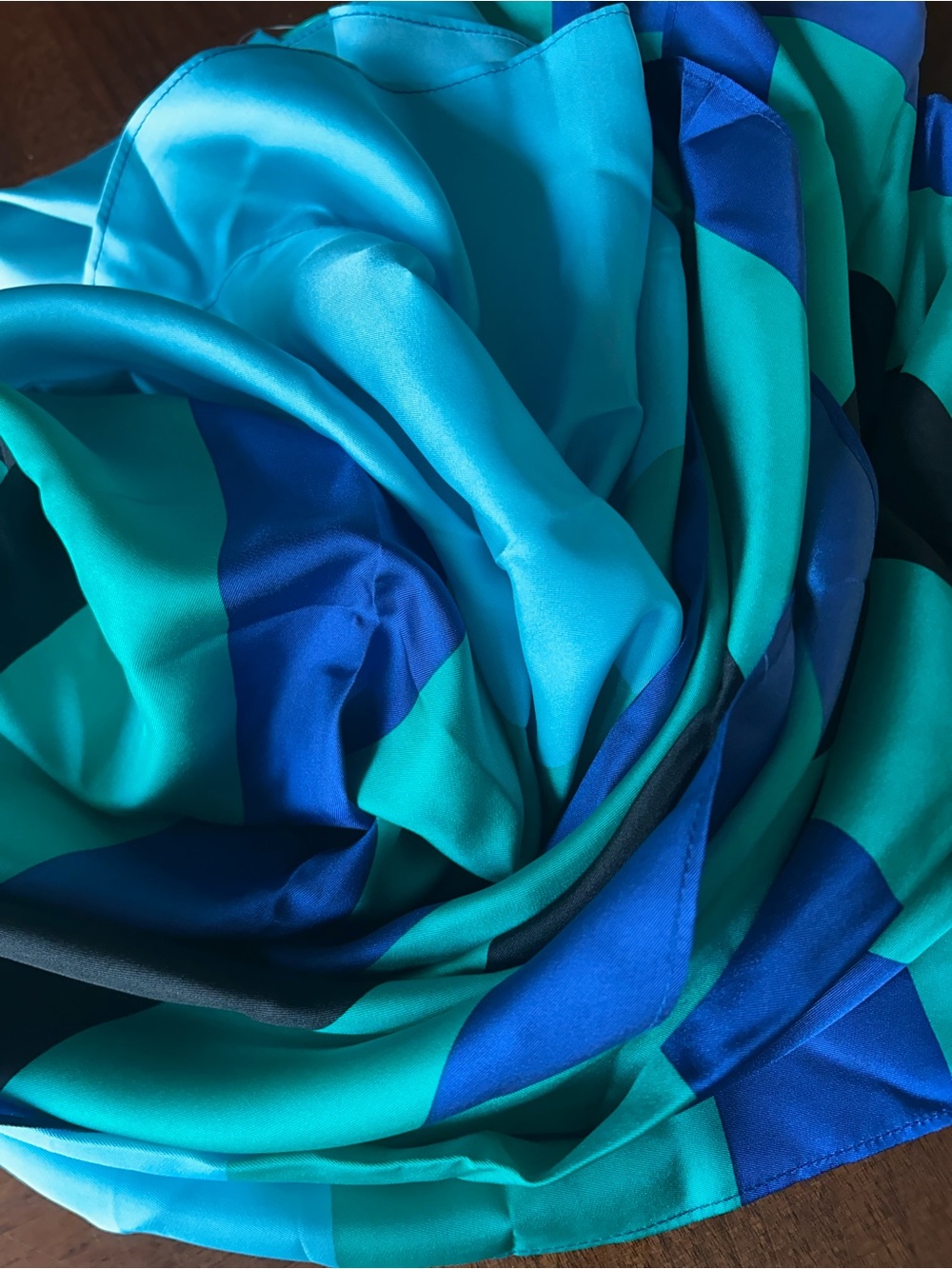 Teal, Turquoise & Navy Blue Satin Scarf 24“ x 70“ probably silk - Picture 9 of 10
